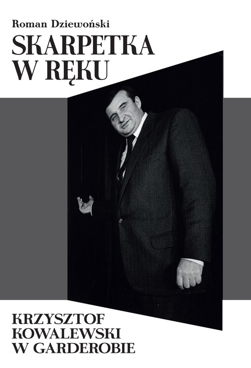 Image of Skarpetka w ręku Krzysztof Kowalewski w garderobie